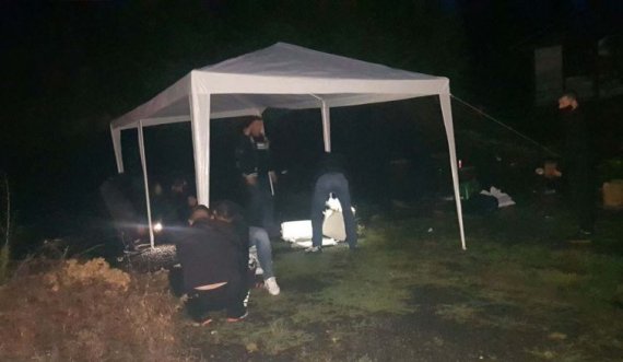 Protestuesit serbë vendosin tenda në afërsi të Jarinjes, paralajmërohet se do të kalojnë natën aty