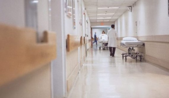 Sulmohet një punëtor në spitalin e Mitrovicës, protestojnë mjekët