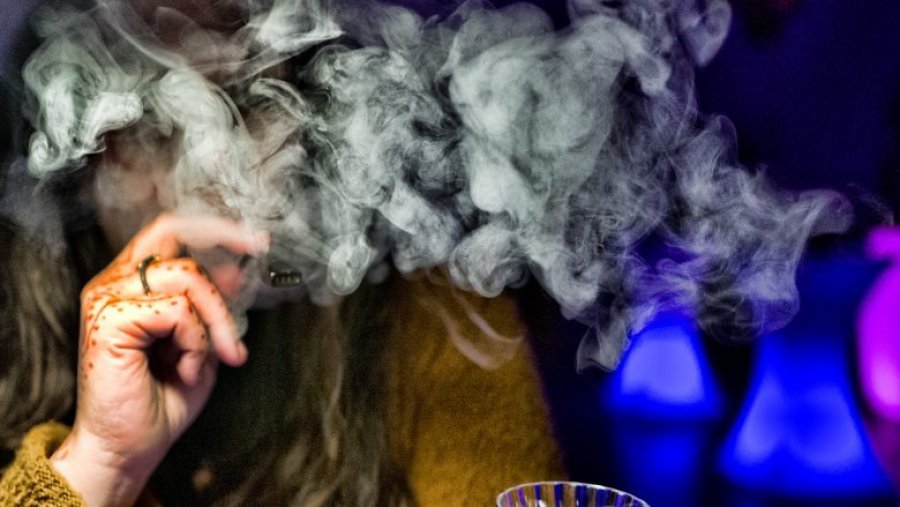 Pasoja e mistershme të marihuanës: Adoleshentët raportojnë të njëjtat simptoma të ‘çuditshme’