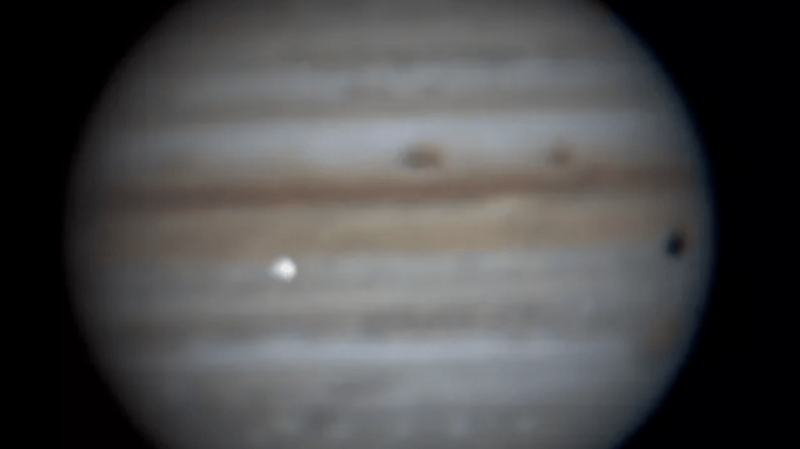 Momenti kur Jupiteri goditet nga një shkëmb hapësinor, i filmuar nga një astronom amator