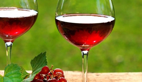 Pasi të pini ca gota verë, ja një mënyrë praktike për t’i shpëtuar dhimbjes së kokës 