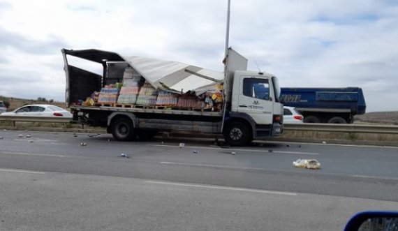 Aksident trafiku mes kamionit dhe autobusit në Shkabaj të Prishtinës