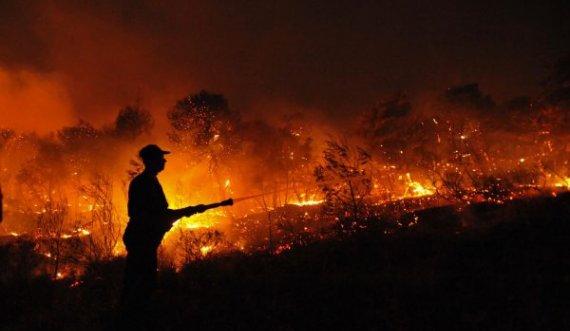 Sërish zjarr në Greqi, evakuohen banorët e qytetit turistik