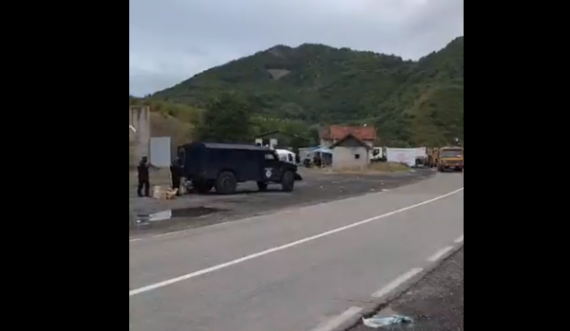Banorët serbë ende po qëndrojnë në pikën kufitare – kjo është situata në Jarine