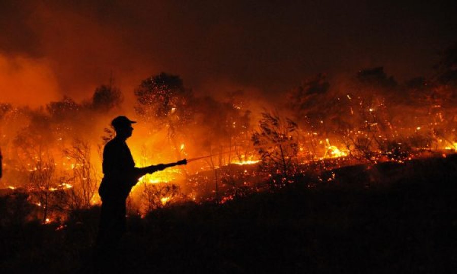 Sërish zjarr në Greqi, evakuohen banorët e qytetit turistik