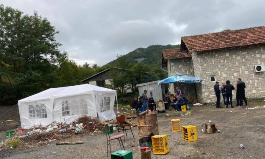 Banorët serbë e Njësia Speciale vazhdojnë të qëndrojnë në Jarinjë, bllokohen gazetarët