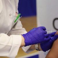 Infektimet kanë rënë, por bëhet thirrje për vaksinim sepse situata pandemike mund të ndryshojë