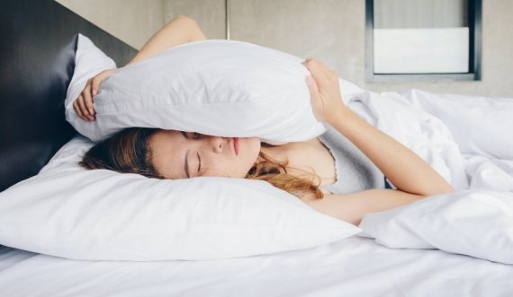 Shtatë zakone befasuese që ju pengojnë të bëni një gjumë të rehatshëm natën
