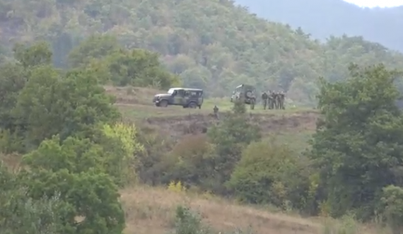  Pamje se si xhandarmëria serbe vrojton Policinë e Kosovës në Jarinjë 