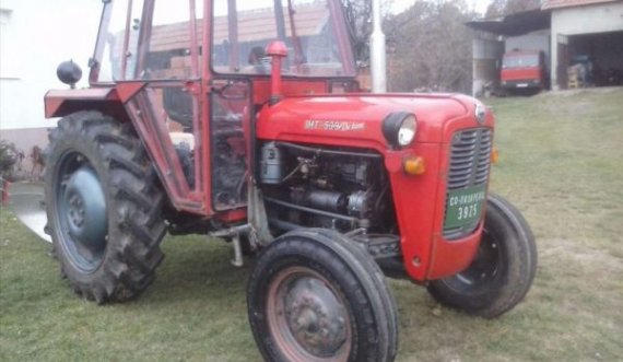 Podujevë: Hajnat vjedhin një traktor