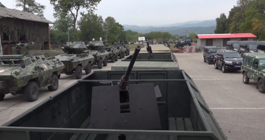'Xhandarmëria gati': Beogradi provokon rëndë, MUP-i serb publikon video të ushtrisë e tankeve (Video)
