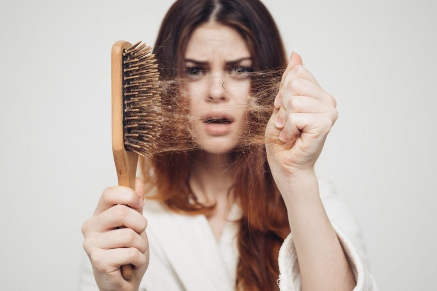 Si të parandaloni rënien e flokëve me këto 5 mënyra!