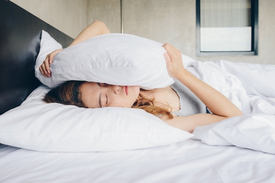 Shtatë zakone befasuese që ju pengojnë të bëni një gjumë të rehatshëm natën