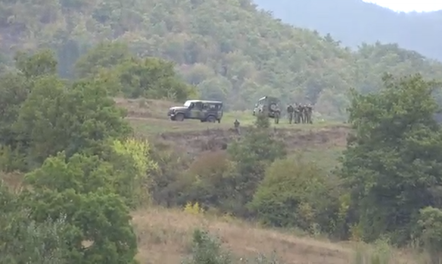  Pamje se si xhandarmëria serbe vrojton Policinë e Kosovës në Jarinjë 