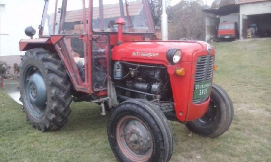 Bujqit paralajmërojnë protestë me 200 traktorë para Ministrisë së Bujqësisë