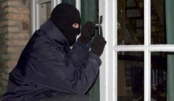 Tre të armatosur hyjnë të maskuar për të vjedhur në një shtëpi në Podujevë