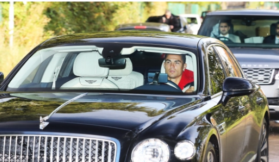  Ronaldo mbërrin në stërvitjen e Man United me Bentley 250 mijë paund, ndiqet nga dy roje private 