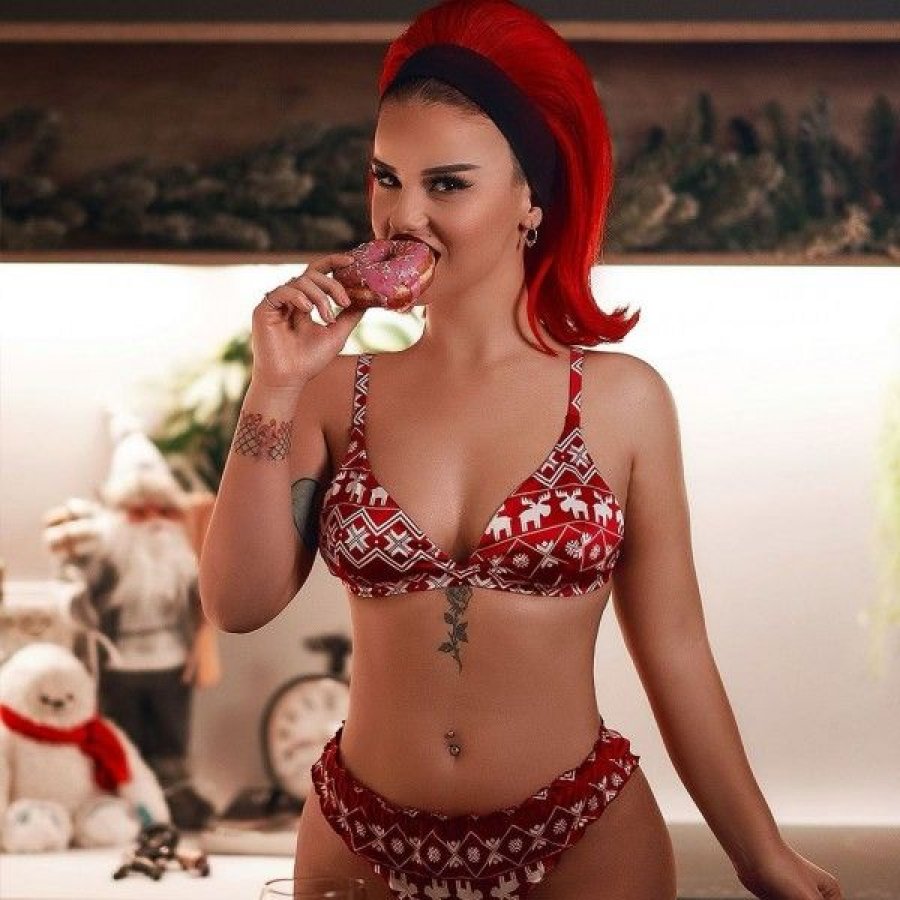 Rina poston imazhe tunduese në bikini