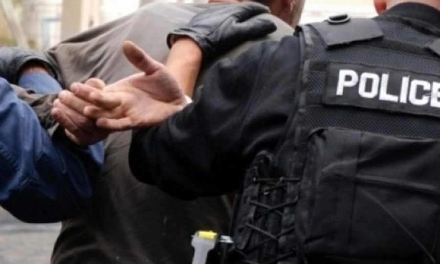 Arrestohen pesë të dyshuar për shit-blerje të drogës