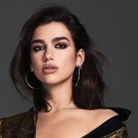 Dua Lipa shfaqet në Milano, merr vëmendjen me veshjen e veçantë