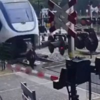 Gruaja i shpëton për pak përplasjes tragjike nga treni