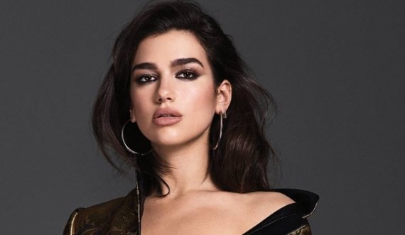 Dua Lipa shfaqet në Milano, merr vëmendjen me veshjen e veçantë 