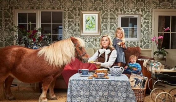 Familja që jeton me kalin brenda shtëpisë së tyre