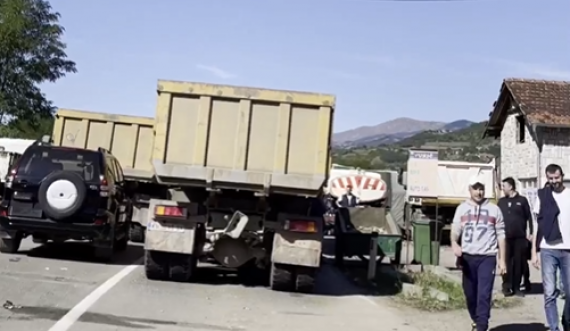 Serbët vazhdojnë të bllokojnë rrugët me kamionë