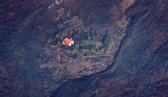 E çuditshme: Vullkani shkatërron qindra shtëpi, një shpëton mrekullisht