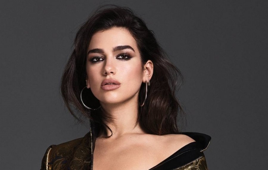 Dua Lipa shfaqet në Milano, merr vëmendjen me veshjen e veçantë 