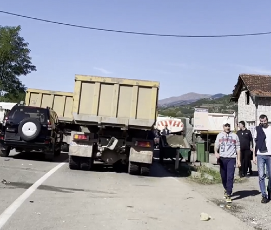 Serbët vazhdojnë të bllokojnë rrugët me kamionë