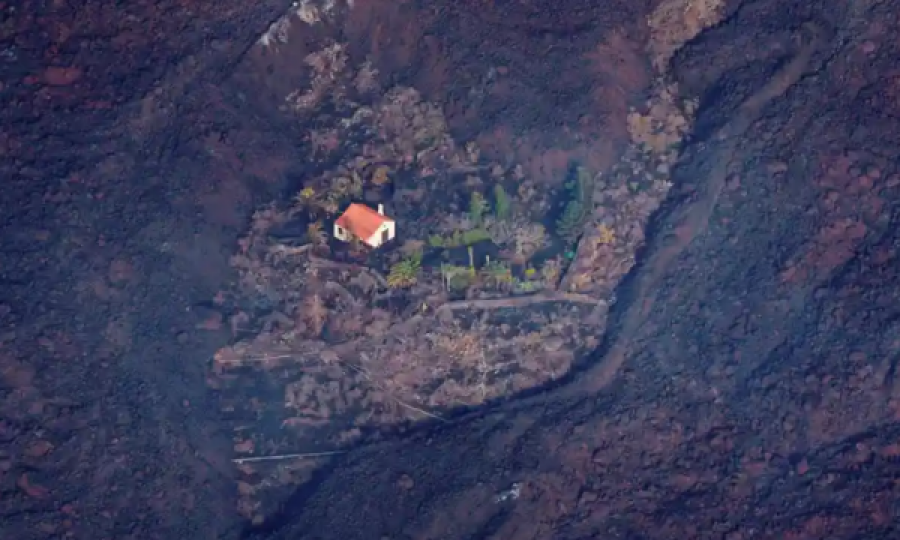 E çuditshme: Vullkani shkatërron qindra shtëpi, një shpëton mrekullisht