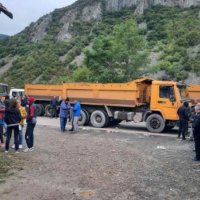Serbët vendosin kamionë për pengimin e lëvizjes në urën që çon për në Bërnjak