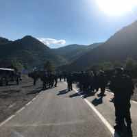 Barrikadat në veri, me peshë të rëndë mbi supe, policët e Kosovës ecin në këmbë me kilometra