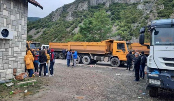 Serbët vendosin kamionë për pengimin e lëvizjes në urën që çon për në Bërnjak