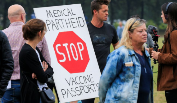  Holandezët protestojnë kundër kushtit për t’u vaksinuar për të hyrë në restorante 