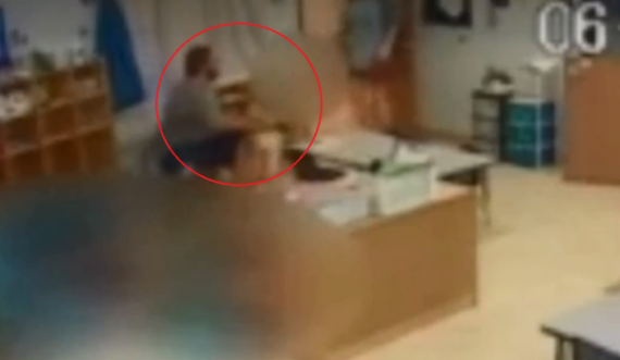  Edukatori shkarkohet, pasi në kamerë shihet duke e shtyrë e rrëzuar fëmijën 