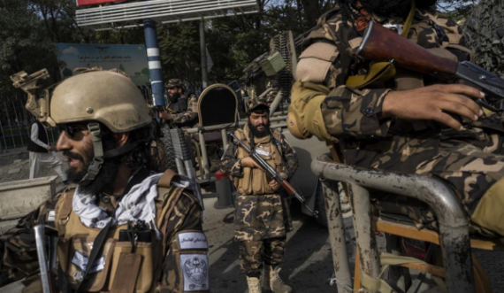 Dëshmitari: Talibanët varën një kufomë në vinç në sheshin e qytetit