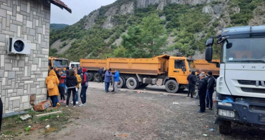 Serbët vendosin kamionë për pengimin e lëvizjes në urën që çon për në Bërnjak