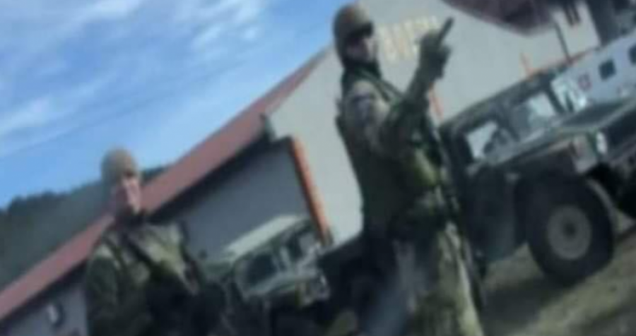 Ushtari i KFOR-it në Leposaviq: Përshëndet gazetarin serb me gishtin e mesëm