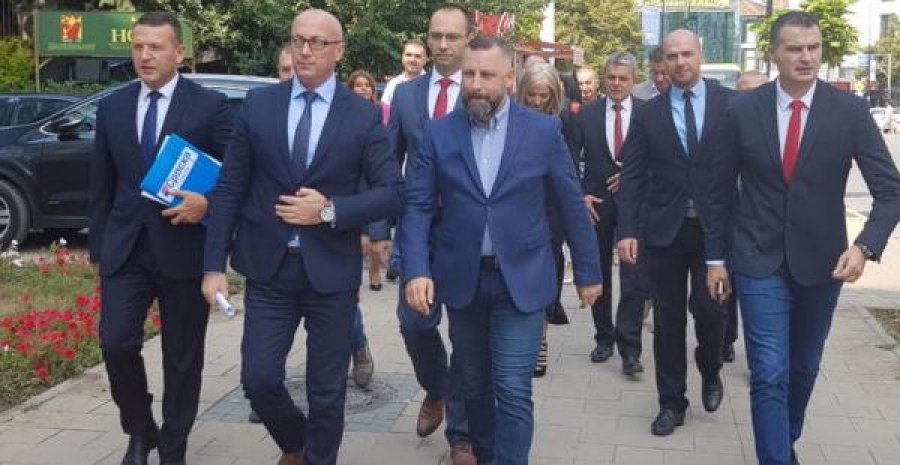  Deputetët e Listës Serbe vizitojnë protestuesit në Bërnjak 