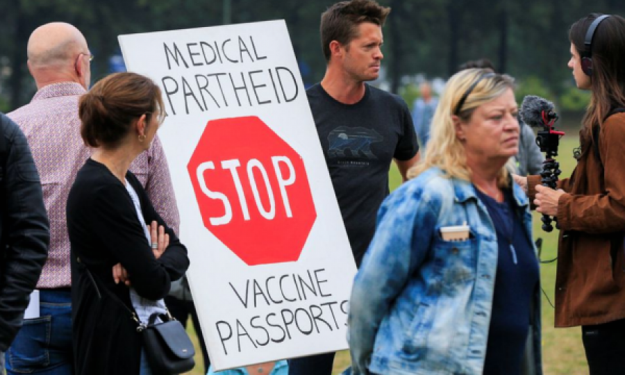  Holandezët protestojnë kundër kushtit për t’u vaksinuar për të hyrë në restorante 
