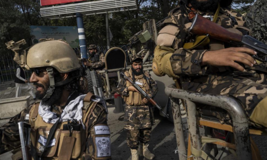 Dëshmitari: Talibanët varën një kufomë në vinç në sheshin e qytetit