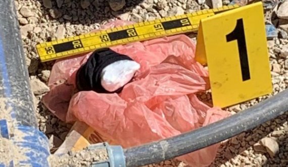 E fshehën në çorape kokainën, të dyshuarit kapen nga Policia e Kosovës