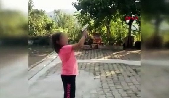 Xhaxhai e mëson nipin të gjuajë me armë, 8-vjeçari i drejton gabimisht pistoletën