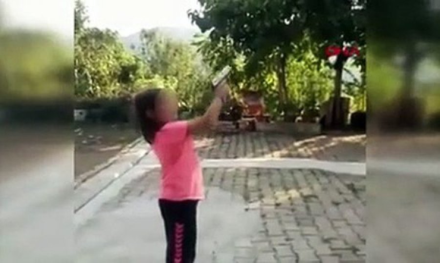 Xhaxhai e mëson nipin të gjuajë me armë, 8-vjeçari i drejton gabimisht pistoletën