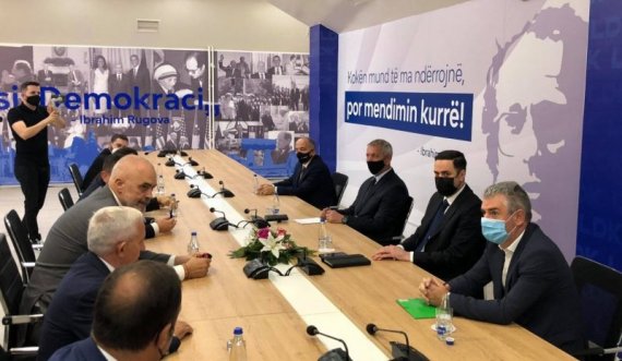  Edi Rama mbërrin në selinë e LDK-së 