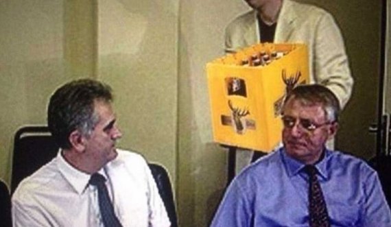 “Kamerier” i radikalit serb, Vuçiq flet për foton ku “po i sillte birra” Sheshelit