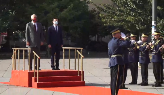  Edi Rama mbërrin në Prishtinë, pritet me ceremoni shtetërore 