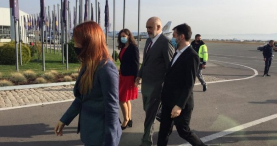  Edi Rama mbërrin në Prishtinë, pritet nga Çeku e Rizvanolli 